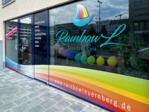 Die fertige Schaufensterbeschriftung Rainbowl Nürnberg
